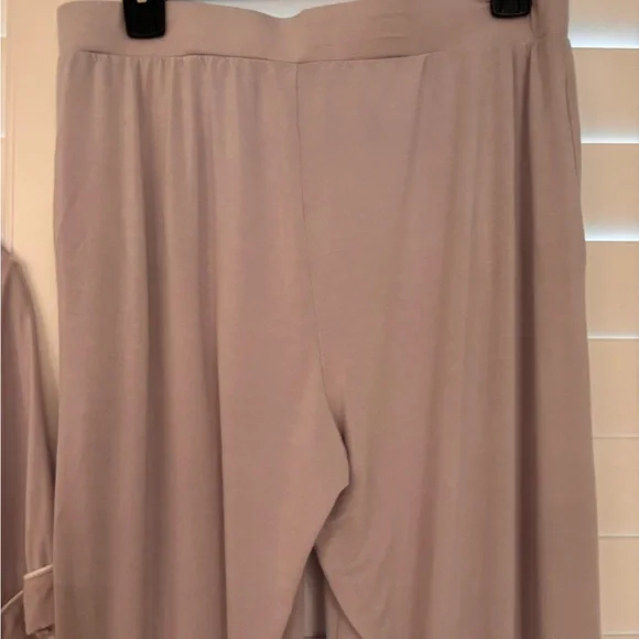 Cozy Earth Women's Bamboo Viscose Stretch Pajama Set - Picture 10 of 11